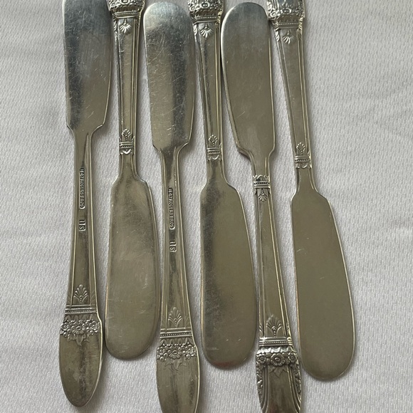 6 Piece plus Bonus Peices, 1847 Rogers Bros First Love Silverware Set. - Picture 6 of 8